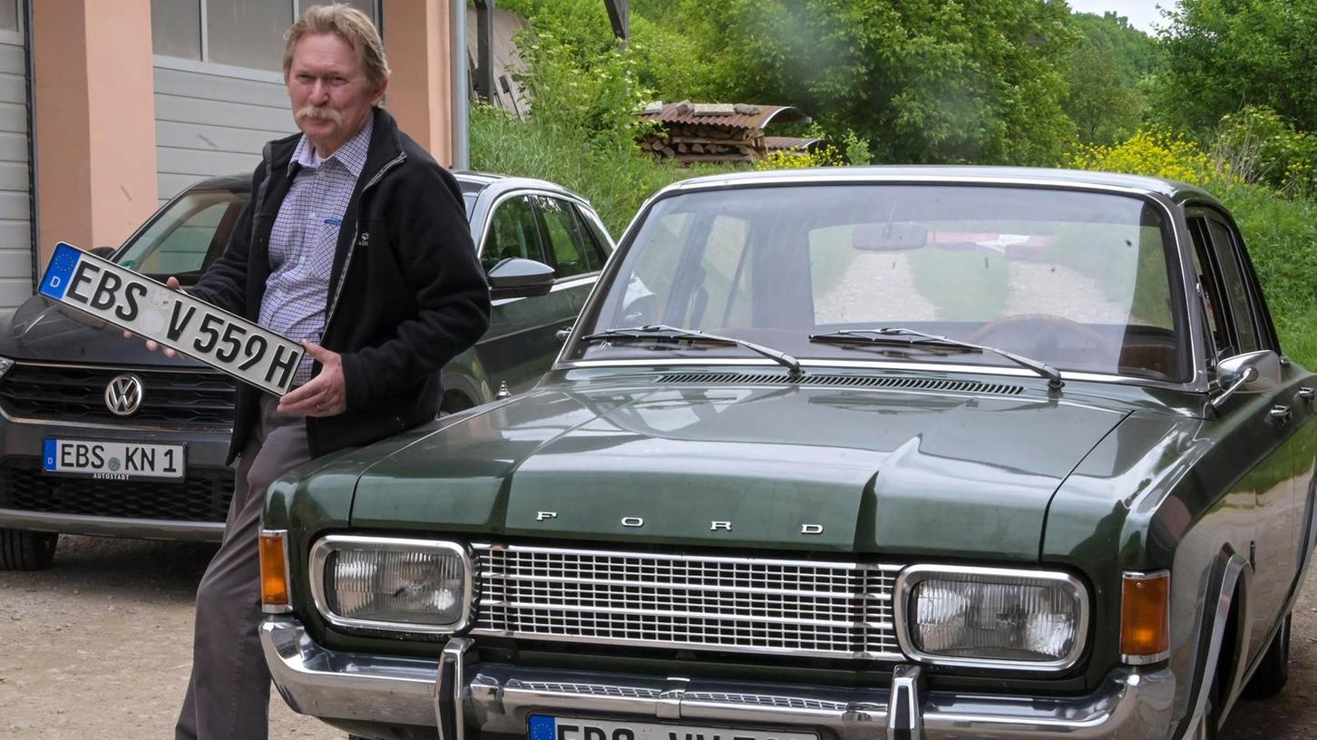 So alt wie der Landkreis Forchheim ist der flaschengrüne Ford Taunus 17 M, Baujahr 1972, für den sich Klaus Neuner schon 2013 das alte Kennzeichen mit EBS geholt hat.