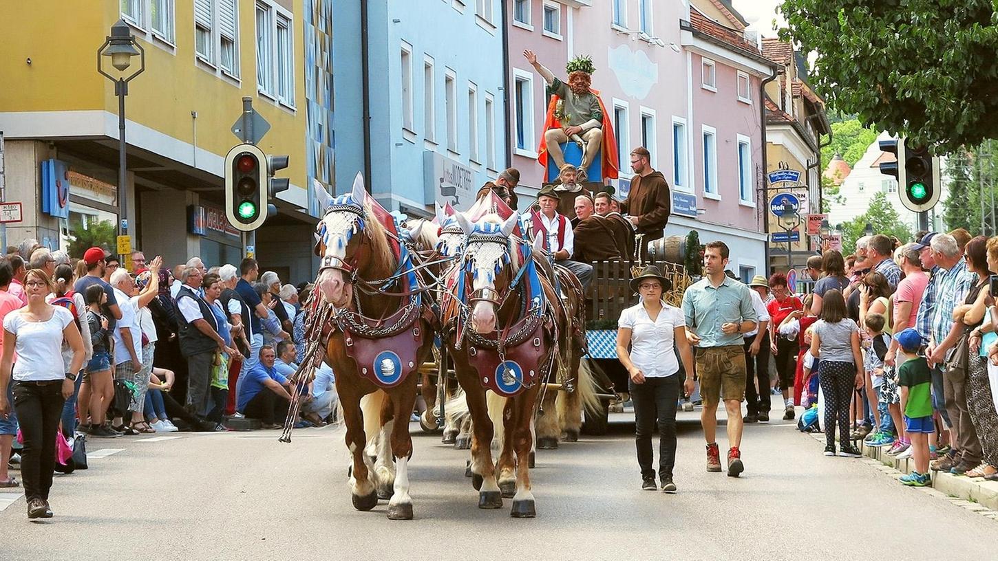 Der traditionelle Auftakt des Volksfests findet wie immer am Wallmüllerplatz statt. Um 19.15 Uhr beginnt der Aufzug des Gambrinus. 