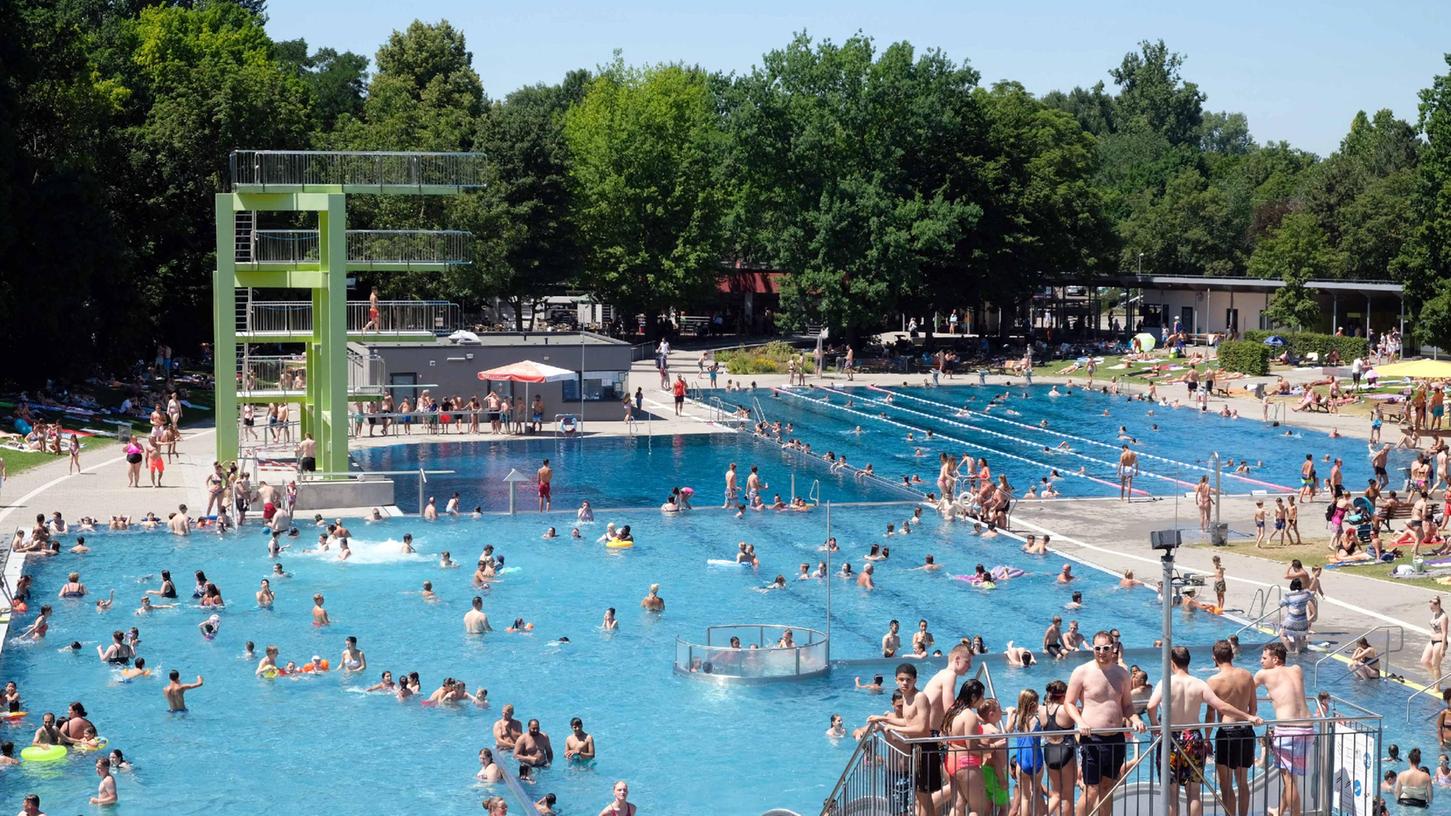 Ab ins Freibad! Der städtische Betrieb NürnbergBad hat allerdings mit Personalnot zu kämpfen - und Badegäste müssen mit Einschränkungen rechnen. Ab ins Freibad! Der städtische Betrieb NürnbergBad hat allerdings mit Personalnot zu kämpfen - und Badegäste müssen mit Einschränkungen rechnen.