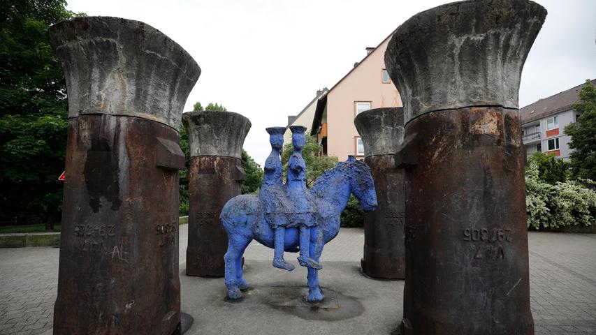 Das Kunstwerk "Blaue Reiter" ist das markante Wahrzeichen des Andreij-Sacharow-Platzes 1. Dort befindet sich auch die Mensa. 