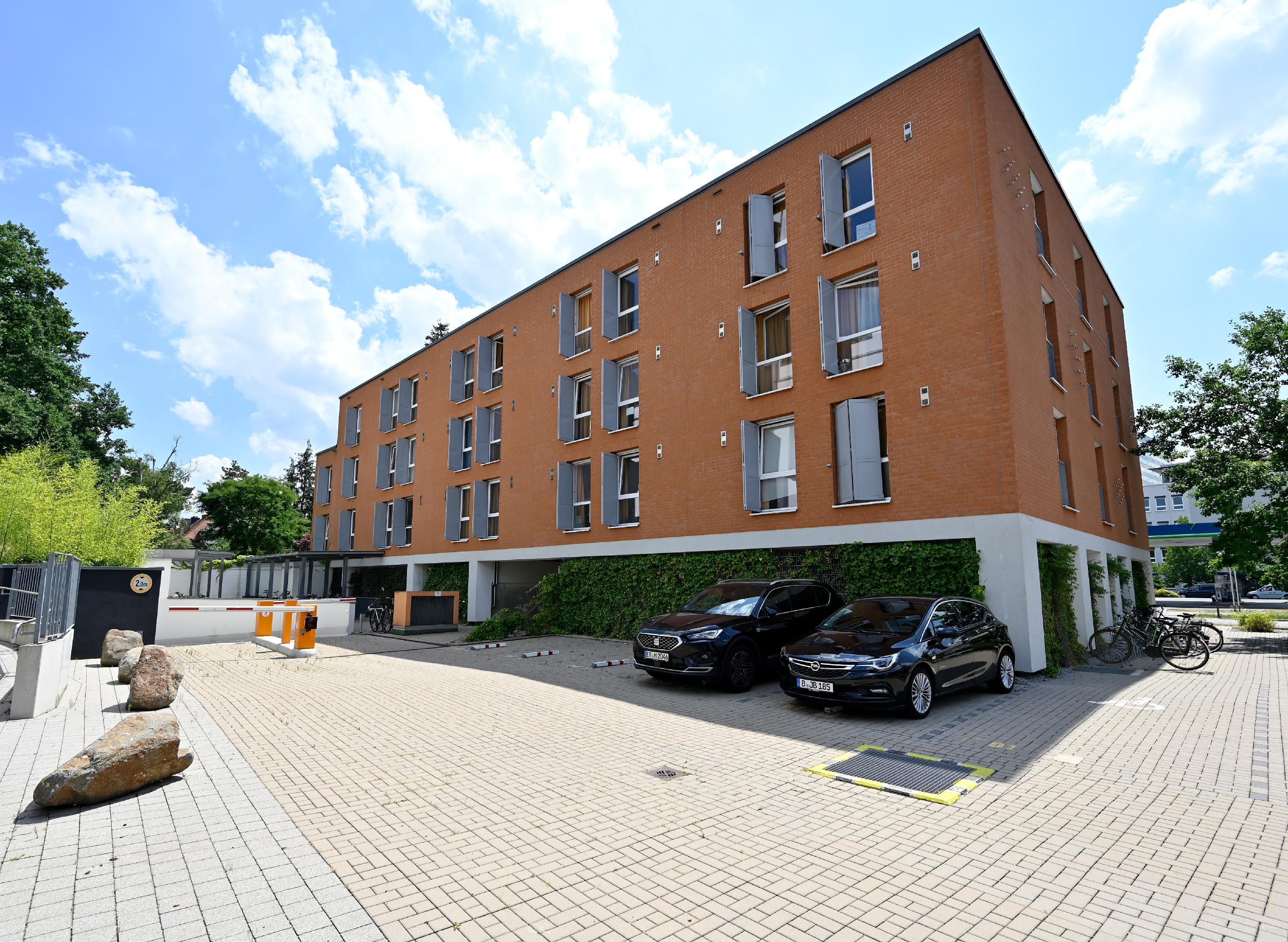 Die Immobilie in der Werner-von-Siemens-Straße 41-43 hat eine Nutzfläche von rund 6000 Quadratmetern wurde jüngst durch den Eigentümer saniert. Derzeit werden Gespräche mit potenziellen Mietinteressenten geführt.