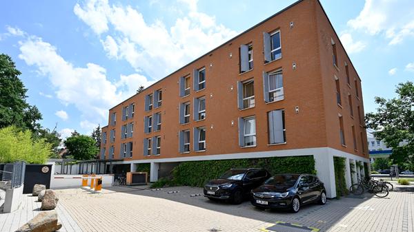 Die Immobilie in der Werner-von-Siemens-Straße 41-43 hat eine Nutzfläche von rund 6000 Quadratmetern wurde jüngst durch den Eigentümer saniert. Derzeit werden Gespräche mit potenziellen Mietinteressenten geführt.