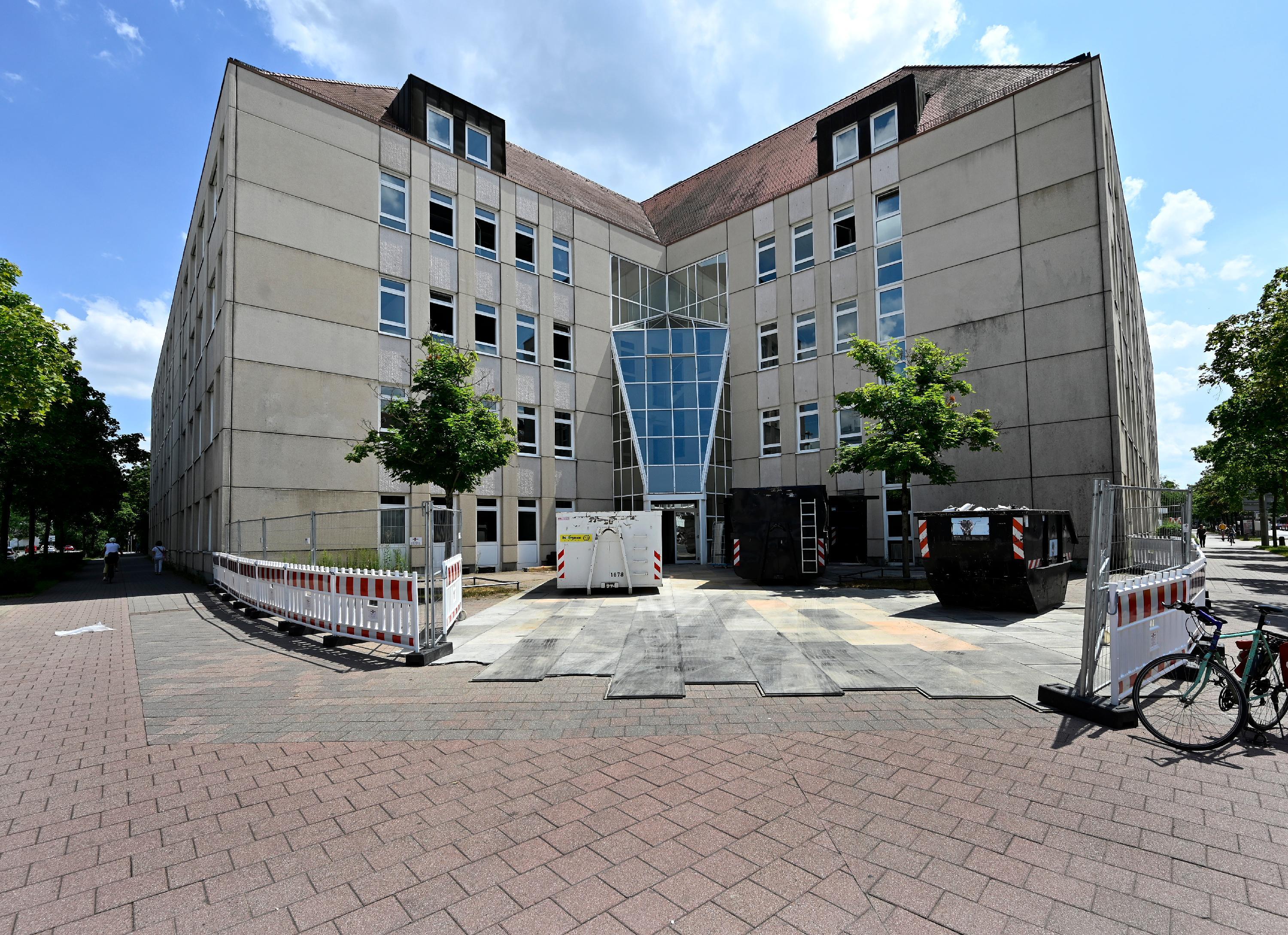 Aktuell wird die Tiefgarage des Gebäudes in der Nürnberger Straße 74 saniert. Die Immobilie wird sukzessive entkernt und energetisch saniert. Nach der Sanierung des Gebäudes (zirka Ende 2022) wird die FAU in das Gebäude einziehen. Im Rahmen der Hightech Agenda Bayern richtet die FAU neue Departments mit 60 neuen Professuren und rund 200 neuen wissenschaftlichen Stellen bis Ende 2024 ein.