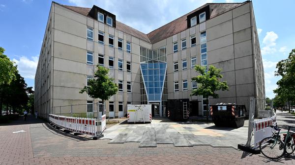 Aktuell wird die Tiefgarage des Gebäudes in der Nürnberger Straße 74 saniert. Die Immobilie wird sukzessive entkernt und energetisch saniert. Nach der Sanierung des Gebäudes (zirka Ende 2022) wird die FAU in das Gebäude einziehen. Im Rahmen der Hightech Agenda Bayern richtet die FAU neue Departments mit 60 neuen Professuren und rund 200 neuen wissenschaftlichen Stellen bis Ende 2024 ein.