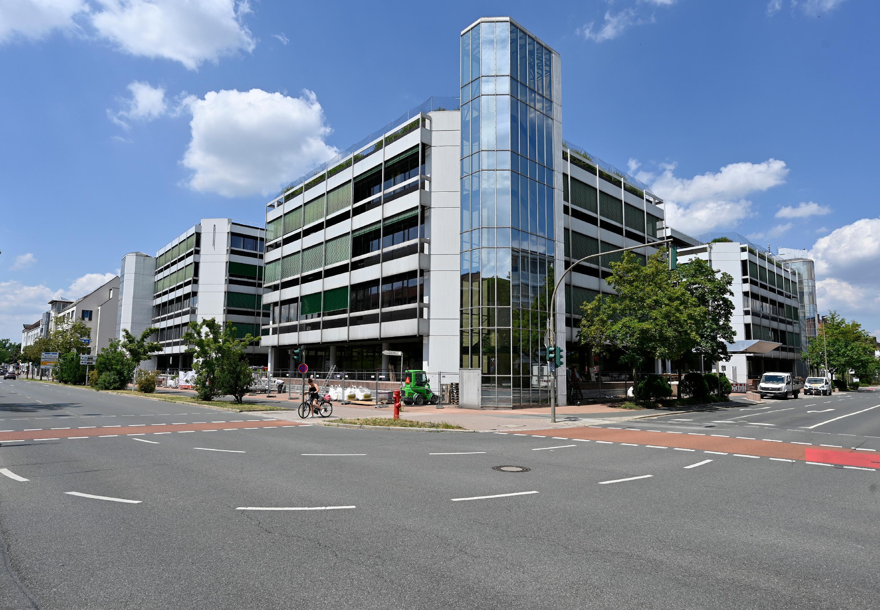 Besser bekannt ist das Gebäude Schuhstraße 60 unter dem Namen "Kleeblatt". Aktuell wird es umgebaut und in Richtung „modernes Arbeiten“ für 1500 Siemens-Mitarbeitende ertüchtigt.