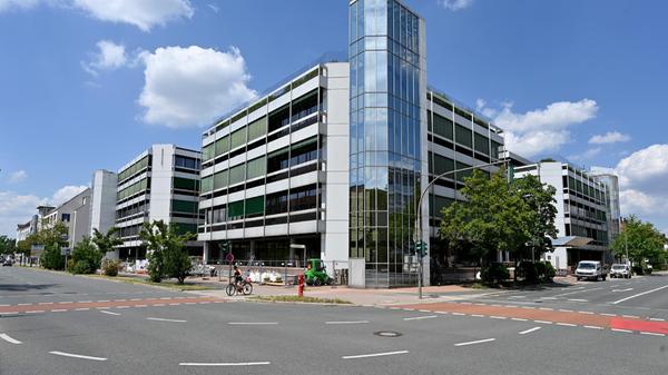 Besser bekannt ist das Gebäude Schuhstraße 60 unter dem Namen "Kleeblatt". Aktuell wird es umgebaut und in Richtung „modernes Arbeiten“ für 1500 Siemens-Mitarbeitende ertüchtigt.