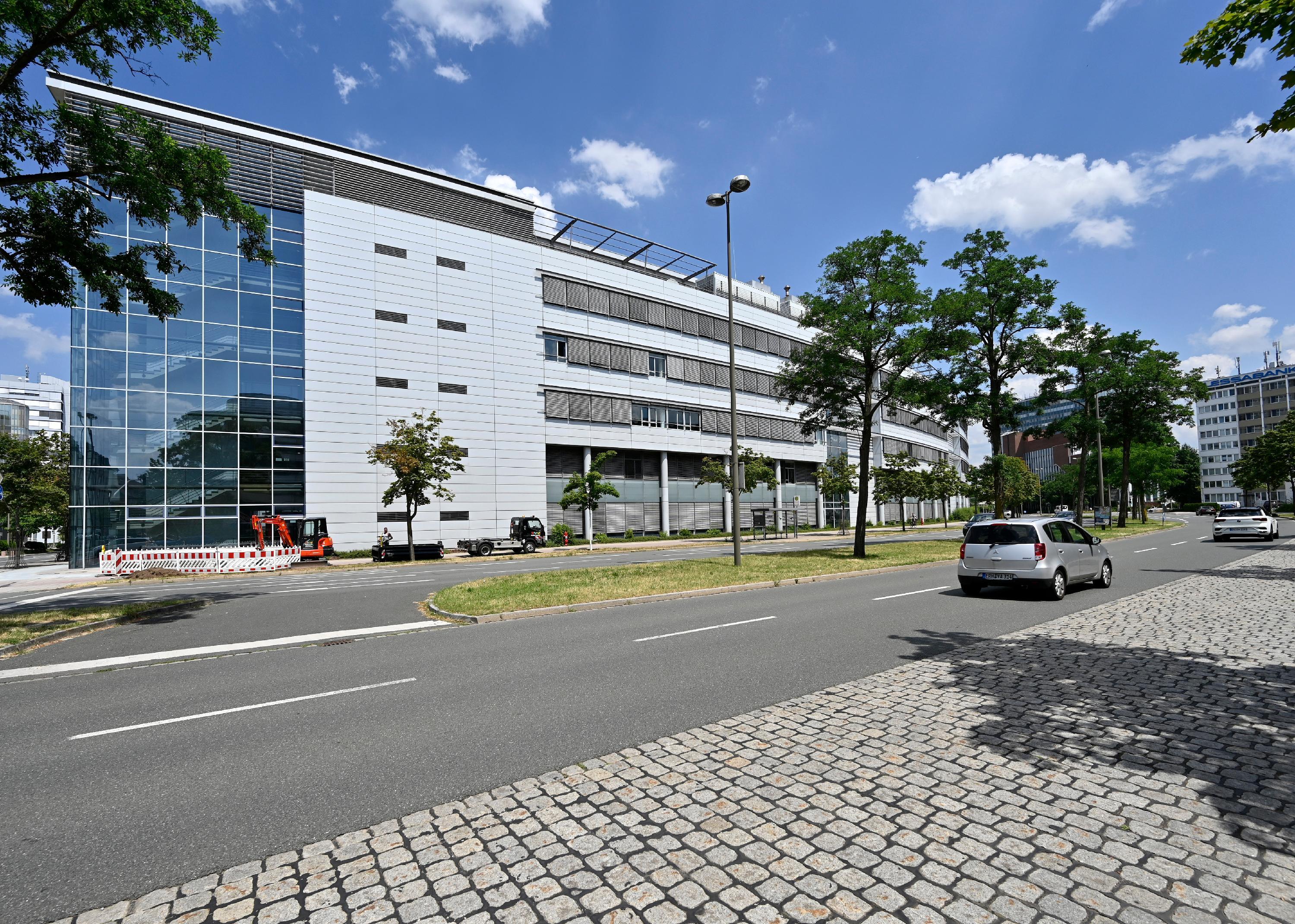 Das Gebäude ist aktuell an Siemens vermietet. Der neue Eigentümer beabsichtigt das rund 15 000 Quadratmeter große Areal bestehend aus der „Banane“ und dem nördlich gelegenen Parkplatz städtebaulich zu entwickeln. Zu diesem Zweck wird aktuell ein Wettbewerb in Abstimmung mit der Stadt Erlangen vorbereitet.