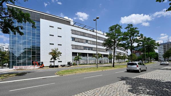 Das Gebäude ist aktuell an Siemens vermietet. Der neue Eigentümer beabsichtigt das rund 15 000 Quadratmeter große Areal bestehend aus der „Banane“ und dem nördlich gelegenen Parkplatz städtebaulich zu entwickeln. Zu diesem Zweck wird aktuell ein Wettbewerb in Abstimmung mit der Stadt Erlangen vorbereitet.