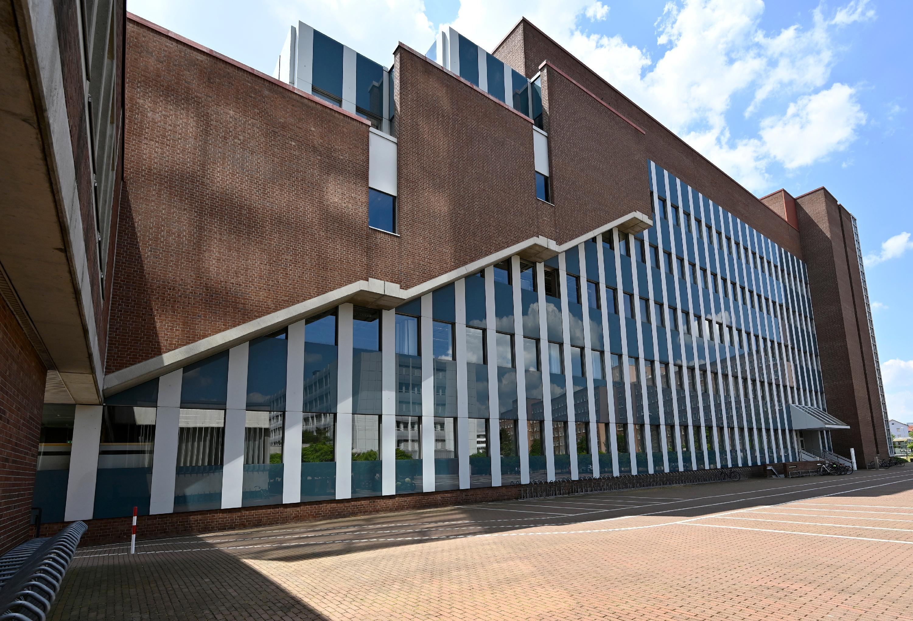 Ende 2021 gab es einen Eigentümerwechsel für das Quartier Werner-von-Siemens-Straße 65-69 rund um das denkmalgeschützte Blaue Hochhaus. Neben dem Hochhaus gehören noch zwei weitere Gebäude zum Quartier, darunter auch die sogenannte "Elefantentreppe". Es ist geplant, dass sich das Quartier weiter in das umgebende Stadtviertel und zum Himbeerpalast auf der gegenüberliegenden Seite der Werner-von-Siemens-Straße hin öffnet. Zu diesem Zweck wird aktuell ein Wettbewerb in Abstimmung mit der Stadt Erlangen vorbereitet.