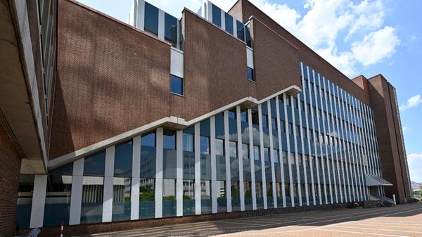 Ende 2021 gab es einen Eigentümerwechsel für das Quartier Werner-von-Siemens-Straße 65-69 rund um das denkmalgeschützte Blaue Hochhaus. Neben dem Hochhaus gehören noch zwei weitere Gebäude zum Quartier, darunter auch die sogenannte "Elefantentreppe". Es ist geplant, dass sich das Quartier weiter in das umgebende Stadtviertel und zum Himbeerpalast auf der gegenüberliegenden Seite der Werner-von-Siemens-Straße hin öffnet. Zu diesem Zweck wird aktuell ein Wettbewerb in Abstimmung mit der Stadt Erlangen vorbereitet.