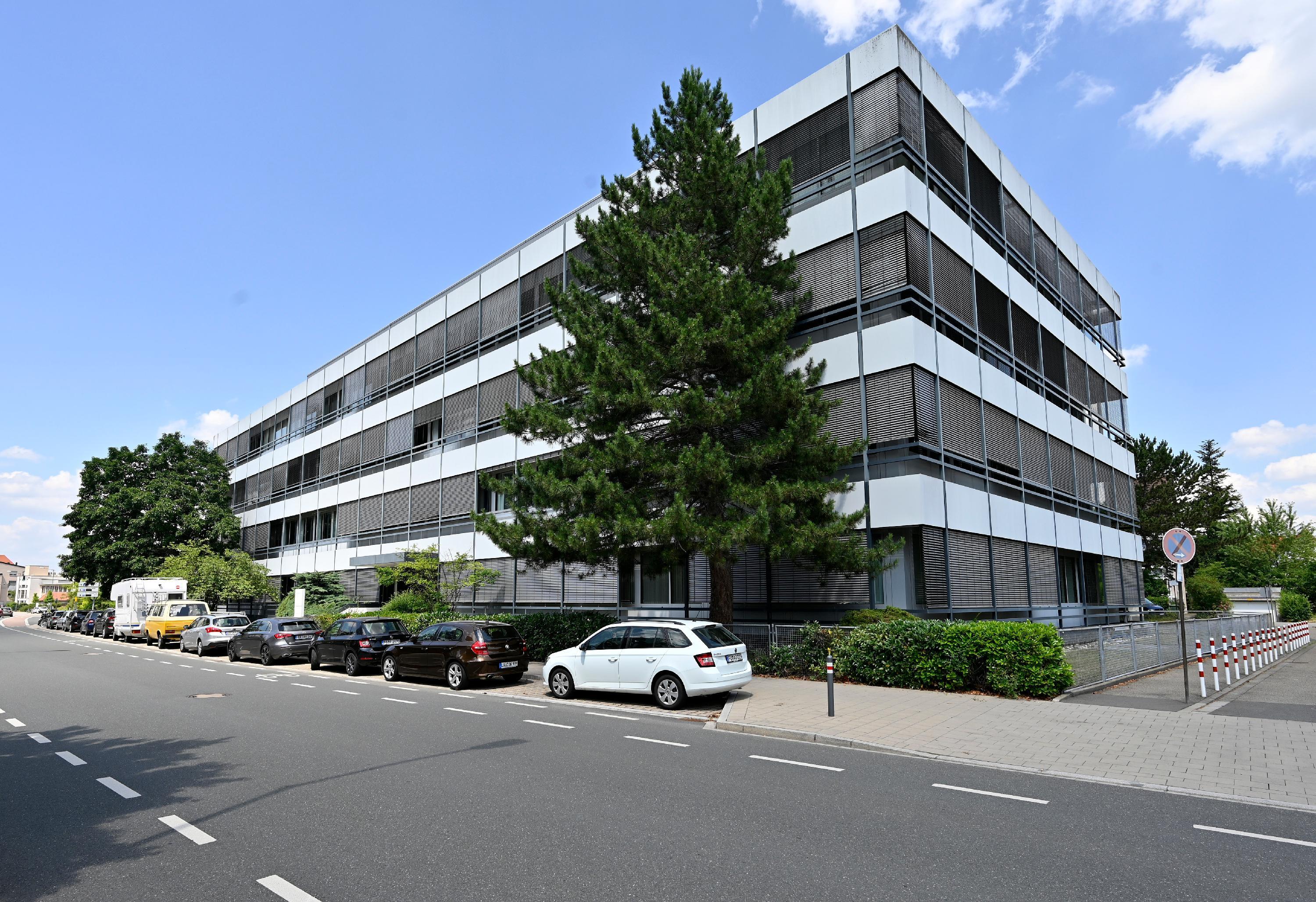 2020 wurde das Grundstück an der Mozartstraße 33b durch den neuen Eigentümer erworben mit dem Ziel, das hochwertige innerstädtische Areal in angemessener Dichte und Höhenentwicklung neu zu ordnen und ein gemischt genutztes Quartier mit Wohnen und Gewerbe zu realisieren.