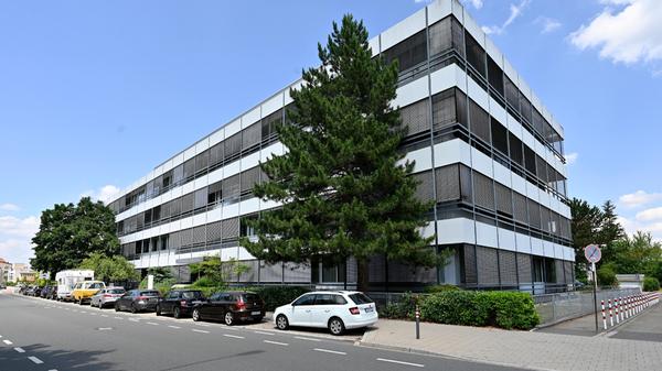 2020 wurde das Grundstück an der Mozartstraße 33b durch den neuen Eigentümer erworben mit dem Ziel, das hochwertige innerstädtische Areal in angemessener Dichte und Höhenentwicklung neu zu ordnen und ein gemischt genutztes Quartier mit Wohnen und Gewerbe zu realisieren.