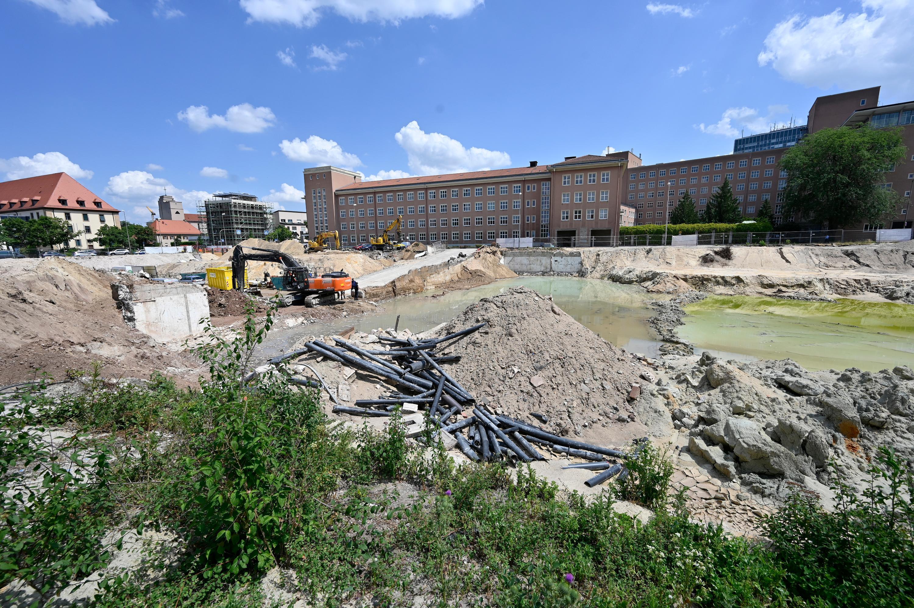 Insgesamt sollen an dem Standort Sieboldstraße 4-8 entstehen u.a. zirka 180 Mietwohnungen, davon 50 Prozent geförderte Mietwohnungen sowie zirka 260 Studentenapartments. Im Bereich der Sieboldstraße 10-16 entstehen Mietwohnungen. Im Erdgeschoss sind Gastronomie und Gewerbe geplant. Ende 2024/Anfang 2025 soll das Projekt fertig gestellt sein.