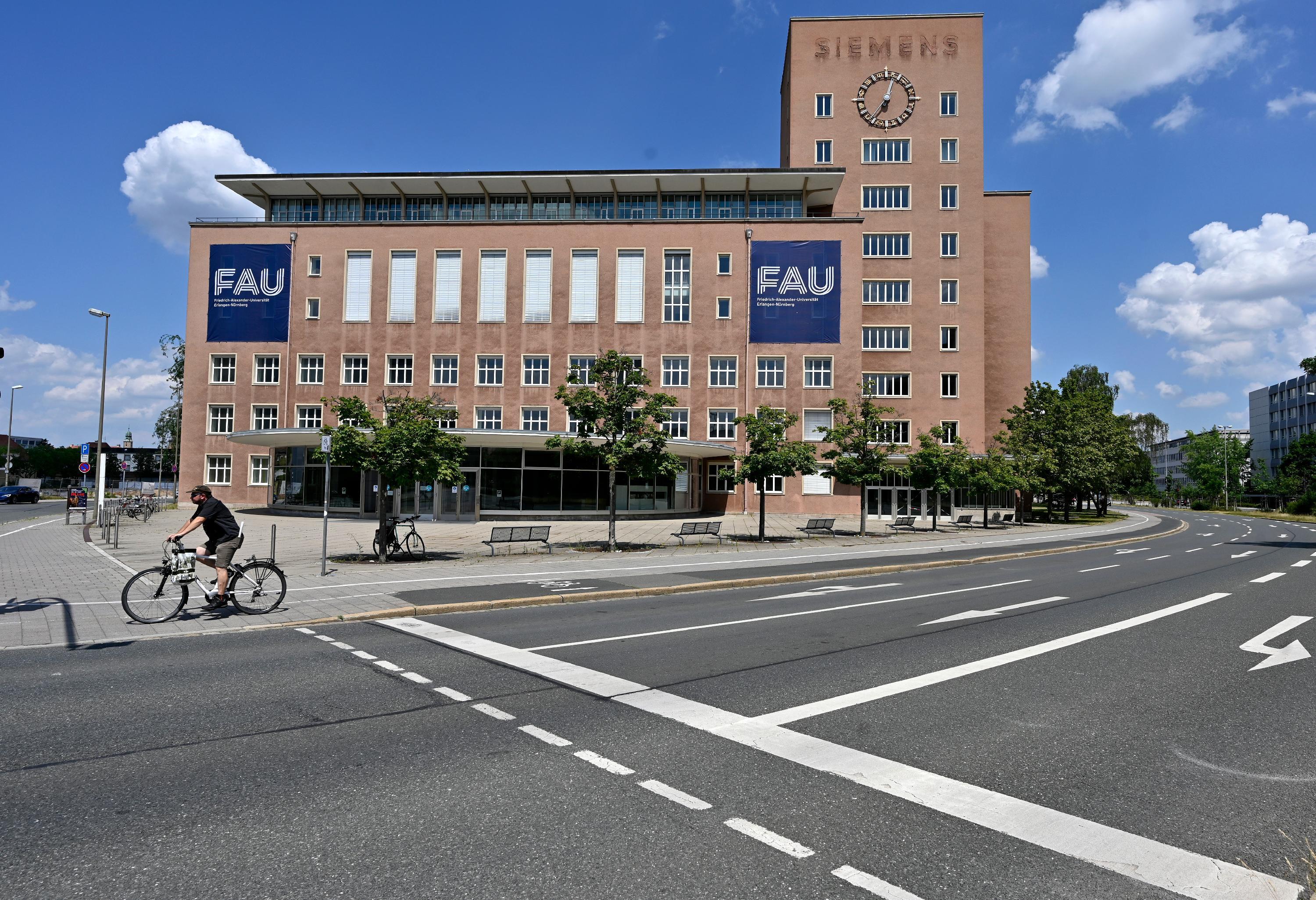In die frühere Siemens-Hauptverwaltung, besser bekannt als Himbeerpalast, wird die Philosophische Fakultät der Friedrich-Alexander-Universität (FAU) einziehen.  
