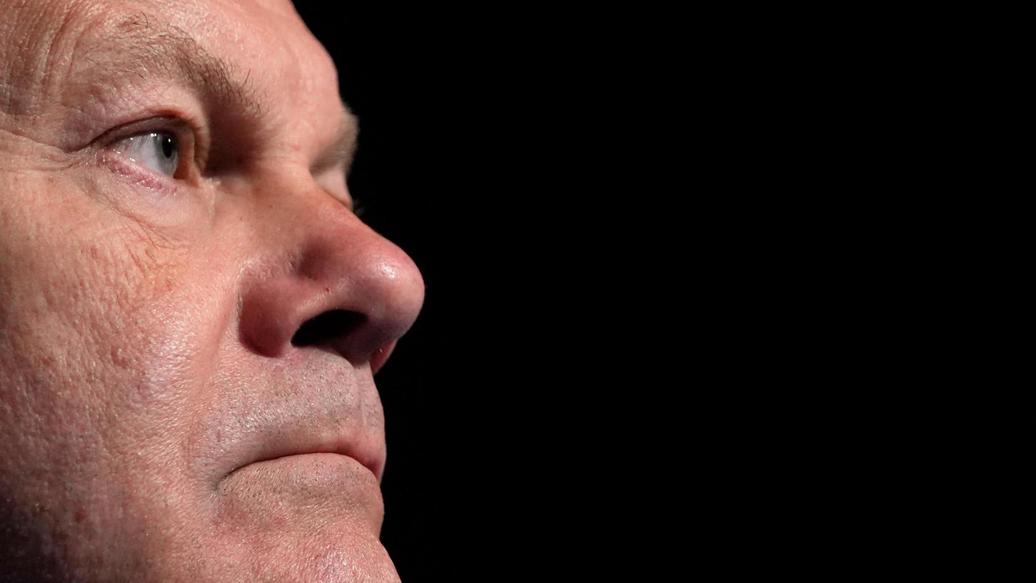 Bundeskanzler Olaf Scholz (SPD), blickt ernst bei einer Pressekonferenz am zweiten und letzten Tag des Nato-Gipfels in Madrid.
Bundeskanzler Olaf Scholz (SPD), blickt ernst bei einer Pressekonferenz am zweiten und letzten Tag des Nato-Gipfels in Madrid.