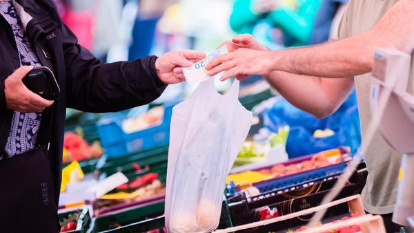 Saisonale Lebensmittel sind außerhalb der Saison nicht nur teurer - sie sind auch weniger nachhaltig, da sie meist aus weit entfernten Ländern geliefert werden. Deswegen lohnt es sich, regionale und frische Saisonprodukte zu kaufen - denn das schont nicht nur den Geldbeutel, sondern auch das Klima. Ein Blick auf den Saisonkalender der Verbraucherzentrale verschafft einen Überblick, wann welches Obst und Gemüse bei uns wächst.