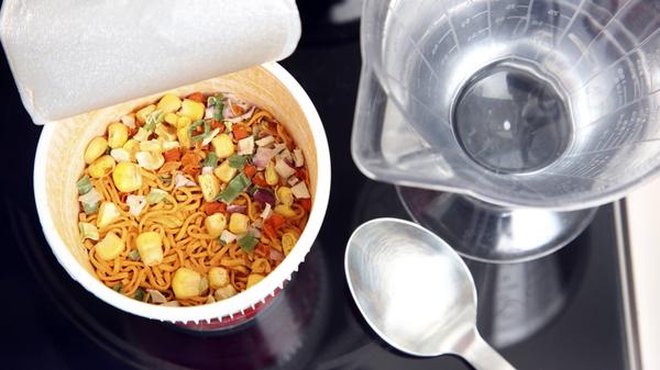 Fertigprodukte sind praktisch: Die Zubereitung erfolgt schnell und einfach. Doch meist sind sie ungesünder, da sie viel Fett, künstliche Zusätze und weniger Vitamine enthalten. Außerdem ist es günstiger, die Gerichte aus frischen Lebensmitteln selbst zu kochen.