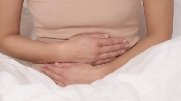 Hungrige Menschen kaufen mehr - das zeigten Experten von der Universität Minnesota in einer Studie, die 2015 veröffentlicht wurde. Wenn man mit leerem Magen einkaufen geht, gibt man dementsprechend auch mehr Geld aus. Der nächste Tipp lautet deswegen: Darauf achten, gut gesättigt einkaufen zu gehen