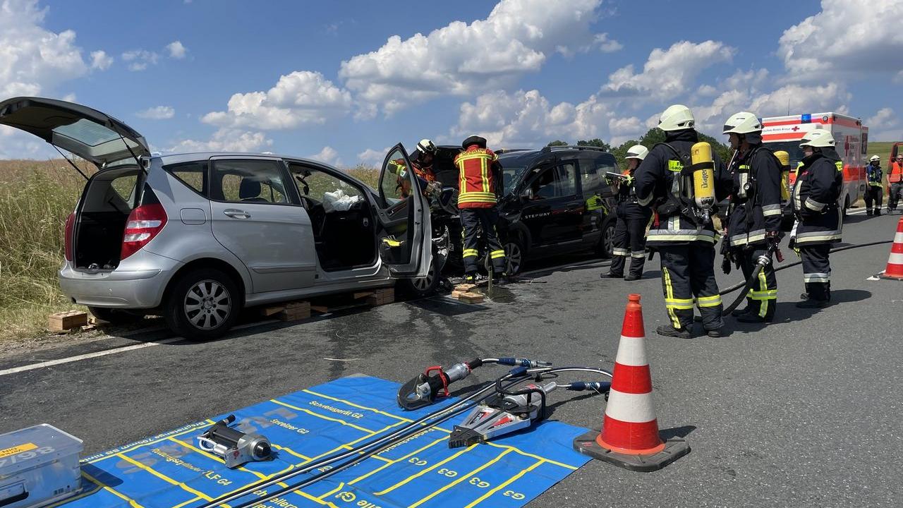 Eine Autofahrerin musste mit schwerem Gerät aus ihrem Fahrzeug befreit werden.
Eine Autofahrerin musste mit schwerem Gerät aus ihrem Fahrzeug befreit werden.
