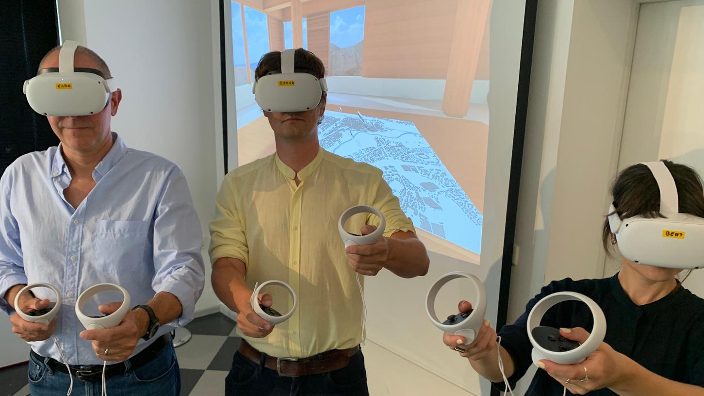 Sie sind schon drin: Per VR-Brille wandeln Museumsgestalter Daniel Kumme, Vizechef Philipp Knöchel und Architektin Nicole Köllmann (v.re.) durch die neuen Museumsräume. Sehr praktisch: Von Fürth und Münster, dort sitzen die Planer, aus sind beim Austüfteln von Ideen allzeit gemeinsame virtuelle Spaziergänge möglich.
Sie sind schon drin: Per VR-Brille wandeln Museumsgestalter Daniel Kumme, Vizechef Philipp Knöchel und Architektin Nicole Köllmann (v.re.) durch die neuen Museumsräume. Sehr praktisch: Von Fürth und Münster, dort sitzen die Planer, aus sind beim Austüfteln von Ideen allzeit gemeinsame virtuelle Spaziergänge möglich.