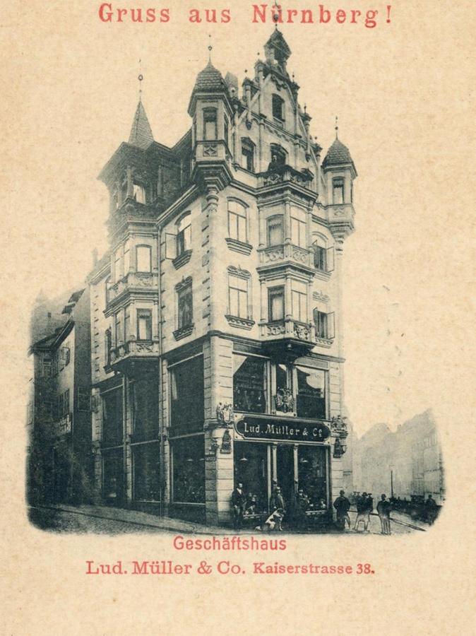 Neues in historischem Geiste: Die Ansicht des 1891 vollendeten Wohn- und Geschäftshauses Kaiserstraße 38 war bei Ludwig Müller & Co. als Ansichtskarte erhältlich.