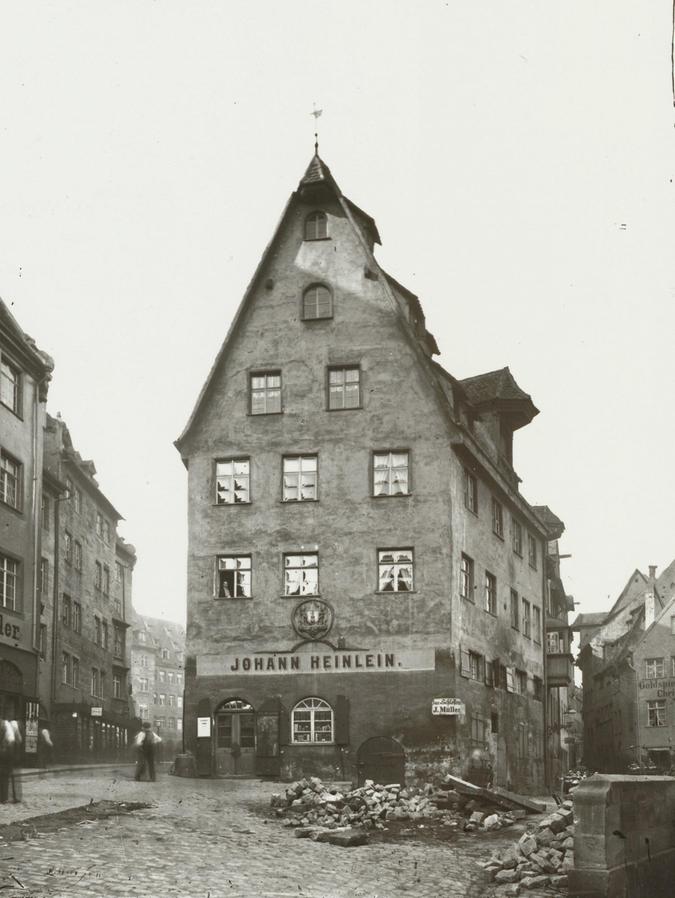 Ferdinand Schmidts Ambitionen als Chronist des Nürnberger Stadtbildes ist es zu verdanken, dass uns dieses Bild des Hauses Kaiserstraße 38 vor dem Abbruch 1891 überliefert ist. 