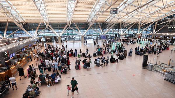 Reisende am Hamburger Flughafen