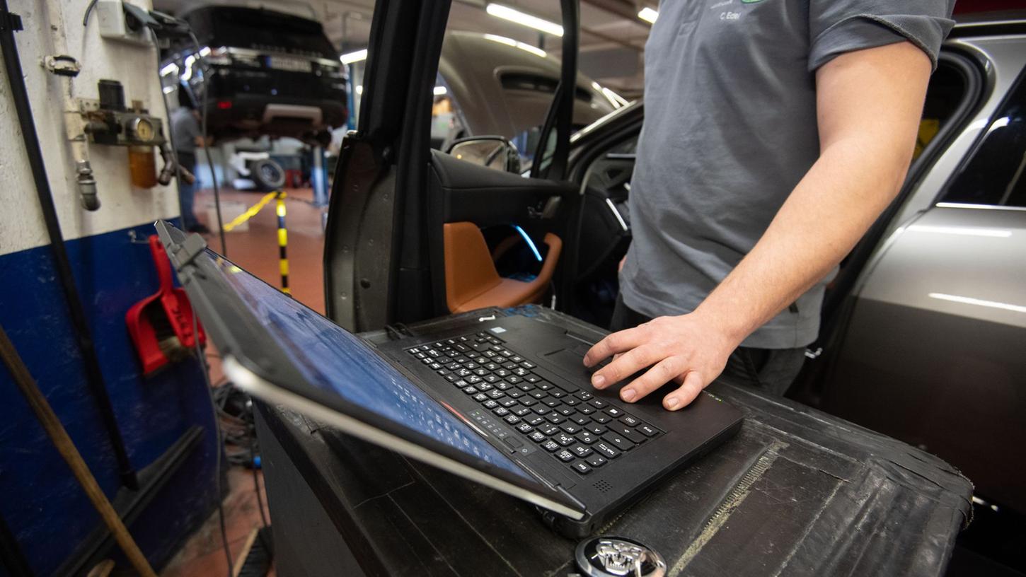 Ein KFZ-Mechaniker wartet in einer Werkstatt einen elektrisch angetriebenen Vorführwagen. Ab dem 3. April ist auch das KFZ-Handwerk in Bayern zu Streiks aufgerufen. Ein KFZ-Mechaniker wartet in einer Werkstatt einen elektrisch angetriebenen Vorführwagen. Ab dem 3. April ist auch das KFZ-Handwerk in Bayern zu Streiks aufgerufen.