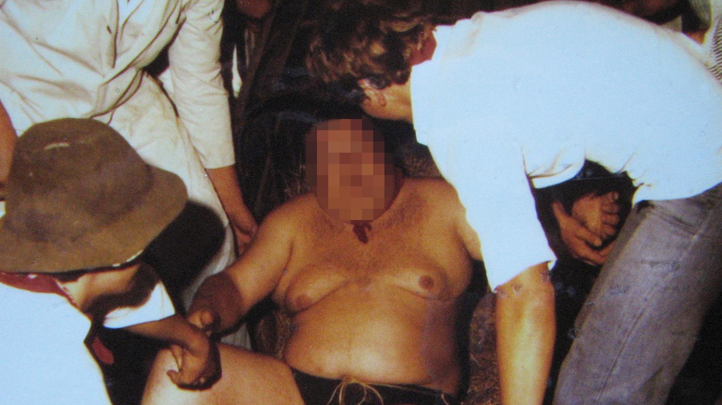 Obskures Ritual bei der Petersauracher Kerwa: Die "Kerwasau" wird halbnackt aufs Podium getrieben, mit Schweinefett eingerieben und symbolisch abgestochen. Obskures Ritual bei der Petersauracher Kerwa: Die "Kerwasau" wird halbnackt aufs Podium getrieben, mit Schweinefett eingerieben und symbolisch abgestochen.