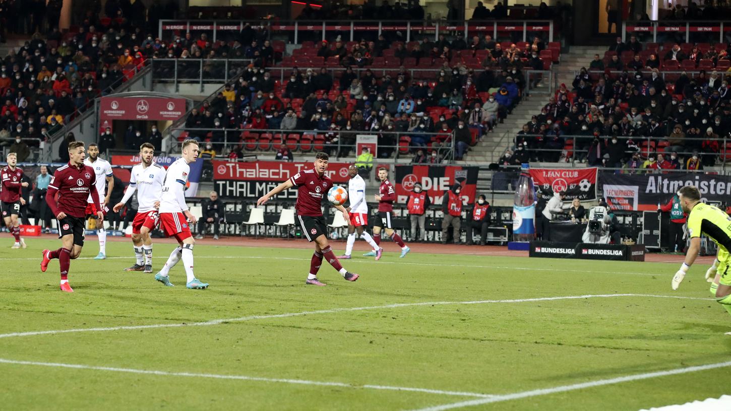 Abends kracht's im Achteck: Dass der FCN Flutlichtspiele kann, darf er gegen den HSV in Nürnberg erneut beweisen.