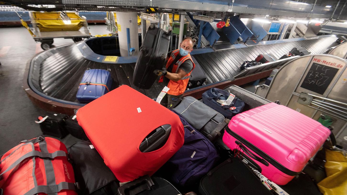 Personalmangel am Flughafen und bei den Airlines sorgt derzeit vermehrt für Chaos bei den Gepäckstücken. Helfende Arbeitskräfte aus der Türkei sollen dabei helfen, das Chaos in den Griff zu bekommen.