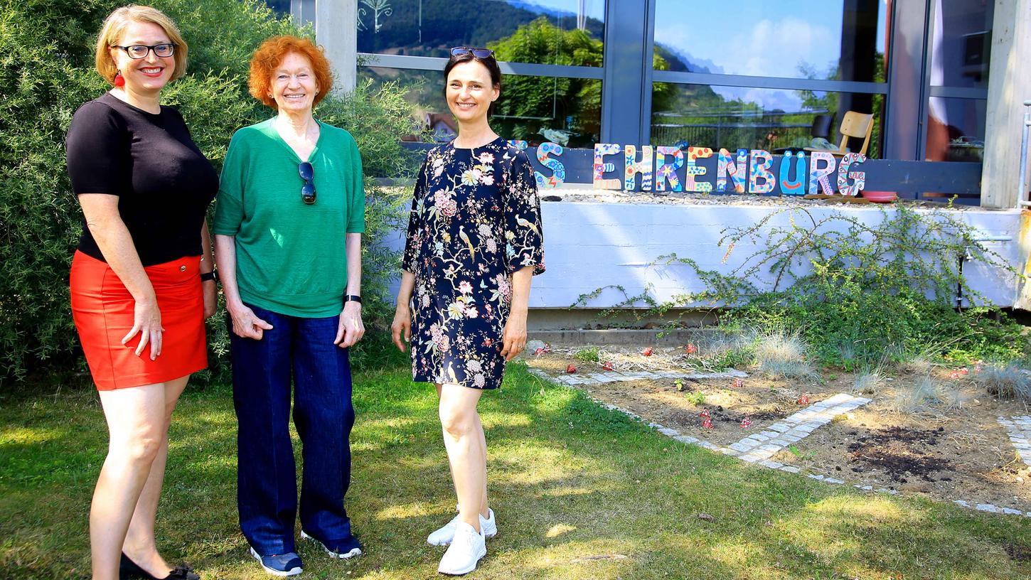 Rektorin Daniela Drummer (v.l.), Mathilde Dörfler und Anne Müller sind auf verschiedenen Wegen mit der Grundschule Ehrenbürg verbunden.