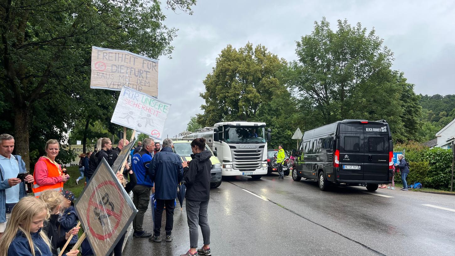 Lkw und Pkw steckten am 1. Juli ab 16 Uhr minutenlang auf der B2 fest - Im Ort kam man nur im Schneckentempo voran.