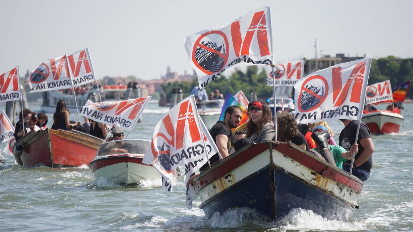 Seit vielen Jahren protestieren Anwohner gegen die gewaltigen Kreuzfahrtschiffe, die Tag für Tag Tausende Touristen nach Venedig bringen. 
