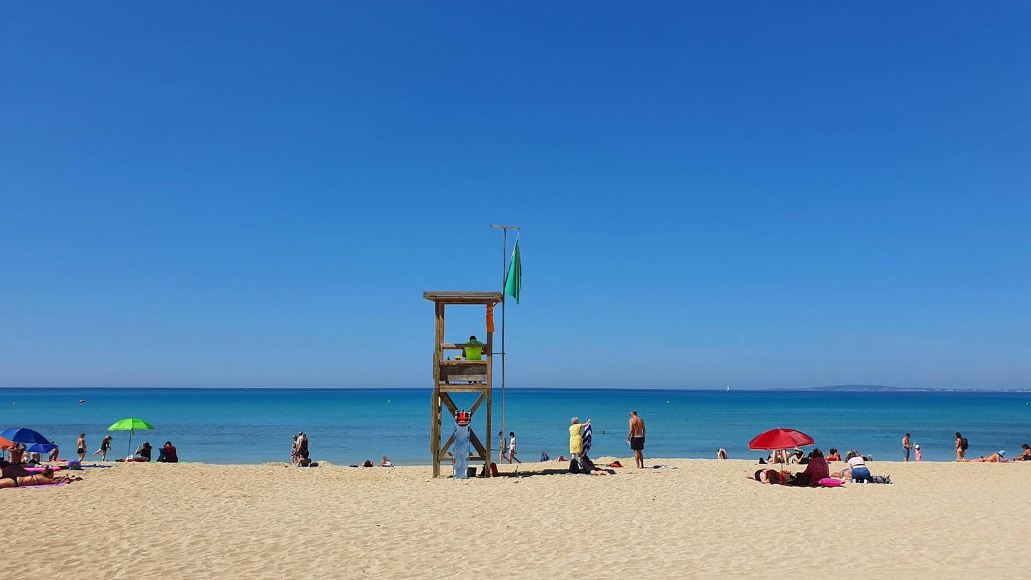 Aufgrund ihrer schlechten Arbeitsbedingungen wollen Rettungsschwimmer auf Palma de Mallorca Mitte Juli streiken und auf ihre Forderungen aufmerksam machen. Dann heißt es: Badeverbot an den Stränden.
Aufgrund ihrer schlechten Arbeitsbedingungen wollen Rettungsschwimmer auf Palma de Mallorca Mitte Juli streiken und auf ihre Forderungen aufmerksam machen. Dann heißt es: Badeverbot an den Stränden.