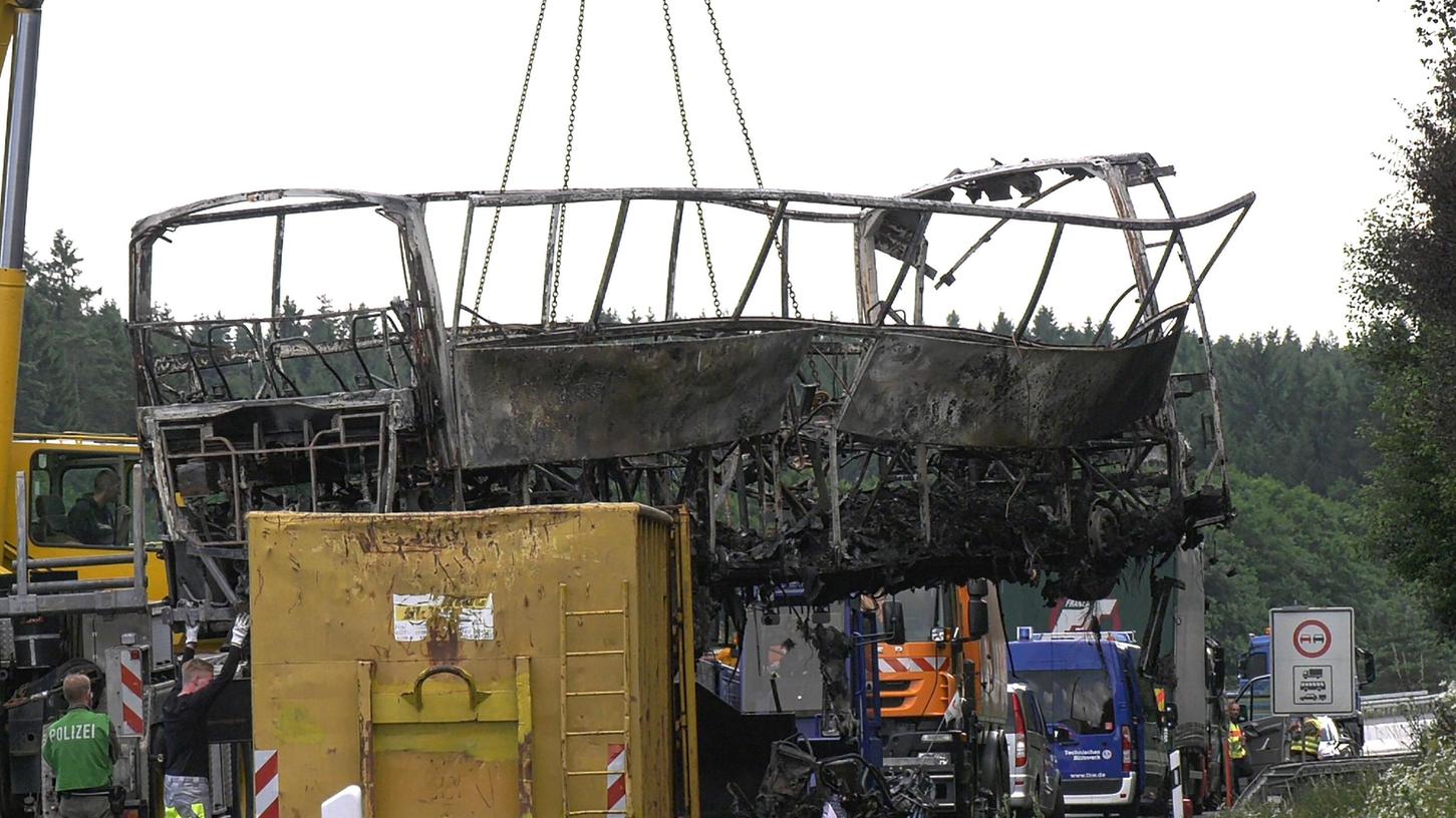 Nur ein verkohltes Metallgerippe blieb von dem Reisebus übrig, der nach einem Auffahrunfall auf der A9 bei Münchberg in Flammen aufgegangen war. 18 Menschen kamen in dem Inferno um, 30 weitere Insassen wurden verletzt, viele davon schwer. Nur ein verkohltes Metallgerippe blieb von dem Reisebus übrig, der nach einem Auffahrunfall auf der A9 bei Münchberg in Flammen aufgegangen war. 18 Menschen kamen in dem Inferno um, 30 weitere Insassen wurden verletzt, viele davon schwer.