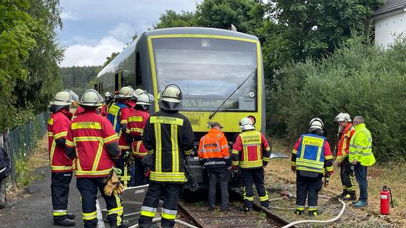 Notbremsung an fränkischem Bahnhof: Regionalbahn fing Feuer - Zahlreiche Kräfte im Einsatz