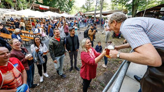 Zwei Schläge für das erste Fass: Auf Herzogenaurachs Sommerkirchweih schäumt das Bier in den Krügen.