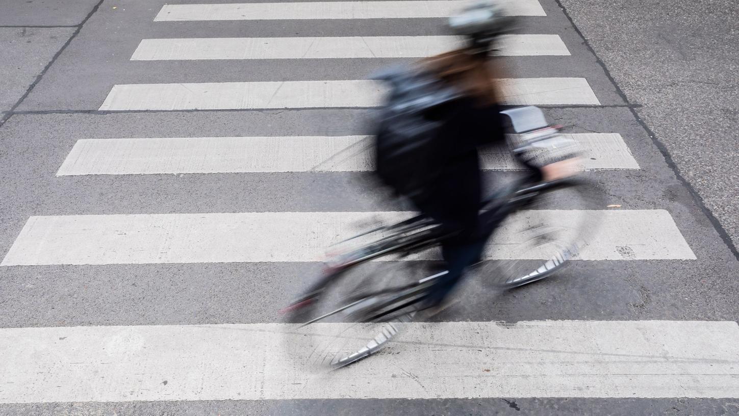 Eine Radlerin (Symbolbild) hätte es im Kreis Neustadt/Aisch-Bad Windsheim schlimm erwischen können. Eine Radlerin (Symbolbild) hätte es im Kreis Neustadt/Aisch-Bad Windsheim schlimm erwischen können.