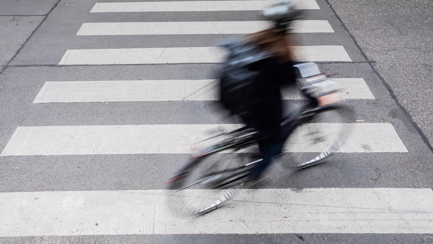 Eine Radlerin (Symbolbild) hätte es im Kreis Neustadt/Aisch-Bad Windsheim schlimm erwischen können.