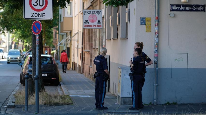 Der 34-Jährige kletterte jedoch über ein kleines Fenster auf das Dach des Mehrfamilienhauses. Er versuchte über diverse Dächer der angrenzenden Brunhildstraße sowie Wodan- und Siegfriedstraße vor der Festnahme zu flüchten.
