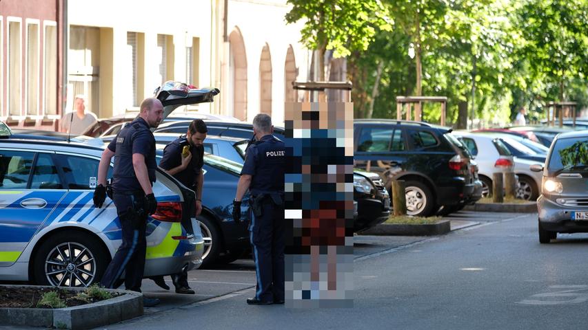Etwa eine Stunde später, gegen 8.40 Uhr, gab der Mann auf und trat aus einem Anwesen in der Siegfriedstraße auf die Straße. Hier nahmen ihn Beamte der Polizeiinspektion Nürnberg-Ost widerstandslos fest.