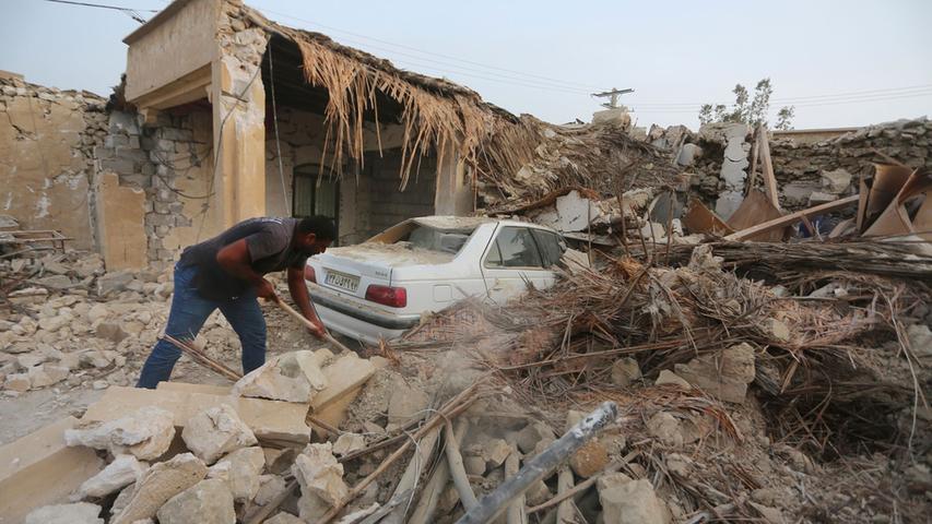 Ein Mann räumt die Trümmer nach einem Erdbeben im Dorf Sayeh Khosh im Südiran auf. Mindestens 5 Menschen sind bei dem Beben am Freitag ums Leben gekommen. Mindestens 44 weitere Menschen seien verletzt worden, berichtete der Staatssender Irib am Samstag. Das Beben hatte nach Angaben der US-Erdbebenwarte (USGS) eine Stärke von 6,0 und ereignete sich am Persischen Golf.
