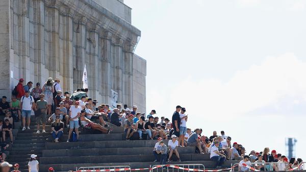 Auf der Steintribüne verfolgt man das rasante Treiben aufmerksam. Auf der Ziel-und-Start-Geraden drücken die Vollgaspiloten mächtig drauf, ehe von 270 km/h in der Grundig-Kehre auf rund 50 km/h heruntergebremst wird. Innenstadt-Verkehr. Also 50, nicht 270.