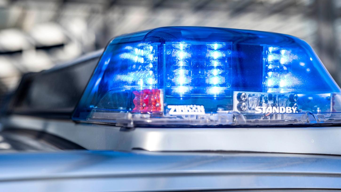 Zu einem Streit in Erlangen wurde die Polizei in Erlangen gerufen. Am Ende war eine Polizistin verletzt.