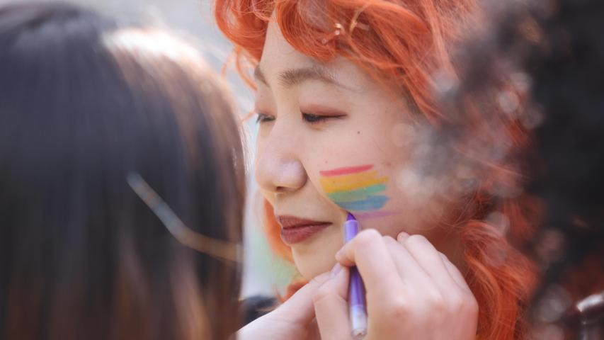 Weltweit werden Pride Paraden gefeiert. Neben Oslo war diese Woche auch u.a. London dran. Für die britische Metropole ein besonderes Jahr mit einem Jubiläum: Vor 50 Jahren wurde die Pride dort erstmals begangen, um auf Diskriminierung homosexueller und LGTB+-Menschen aufmerksam zu machen. 
