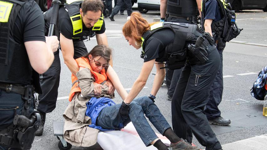 In Berlin haben am Freitag wieder Aktivisten Straßen und Kreuzungen in Berlin blockiert, um gegen Ölbohrungen in der Nordsee zu protestieren. Mitglieder der Protestbewegung "Letzte Generation" klebten sich am Boden fest, Polizisten griffen ein und räumten die Straßen. 
