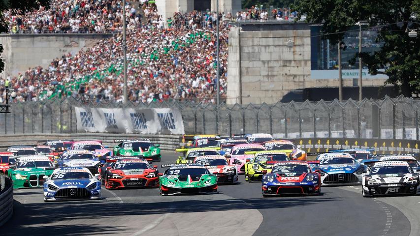 Was für ein Getümmel, ihr Lümmel. Beim DTM-Wettstreit starten 27 Boliden, lediglich elf werden am Ende des Rennens auf der Strecke sein. Der Norisring verzeiht aufgrund seiner Enge und des in diesem Jahr auch abseits der lediglich vier Kurven hitzigen Positionskampfs keine Fehler. Krachbummbäng!