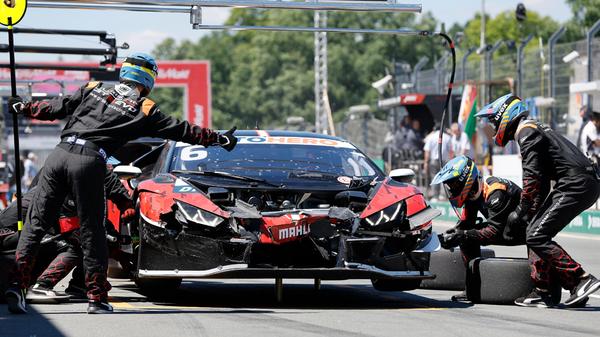 Luftig und ramponiert: Am Norisring-Samstag kracht es auf dem Norisring, dem nur rund zwei Kilometer kurzen Stadtkurs im Südosten Nürnbergs, häufig. Das sieht man auch an diesem Fahrzeug, ist aber halt Motorsport.