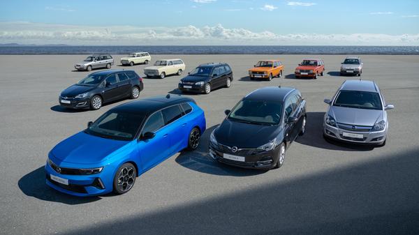 Der neue Opel Astra L Sportstourer (ganz vorne, in blau) im Kreis seiner Vorgänger.